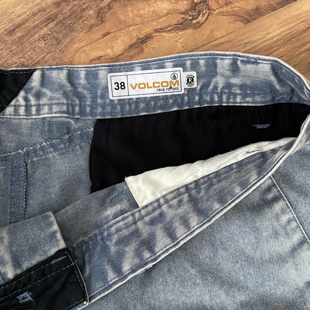 Volcom Men’s Shorts - Picture 3 of 4